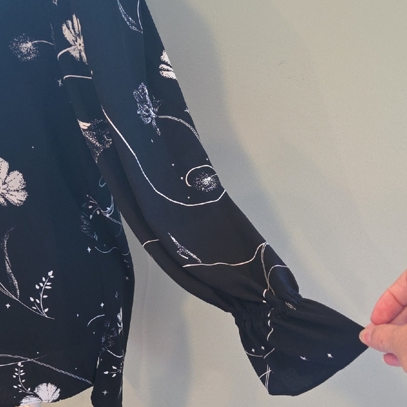 Kaari Blue Curvy Brand Black Blouse With White Floral Long Sleeves Women's 1X - Picture 5 of 10